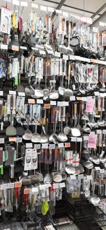 鋼都店家庭用品陳列美學 廚房用具與餐叉的匠心布局